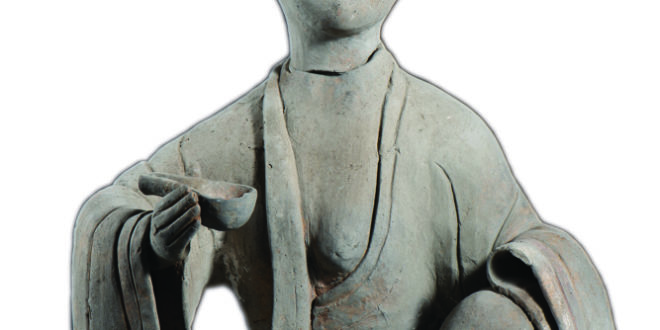 Museo di Chengdu_Statuetta di ceramica di una madre che allatta; Periodo Han Orientale(25-220 d.C.)_altezza 60 cm, larghezza 40 cm