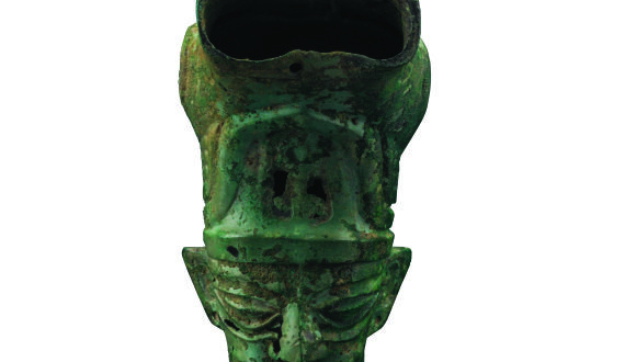 Museo di Sanxingdui_Figura in bronzo con copricapo; Epoca Shang (1600-1046 a.C.)_altezza 40,2 cm, lunghezza 23,3 cm, larghezza 20 cm