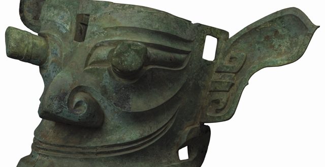 Museo di Sanxingdui_Maschera di bronzo con occhi sporgenti; Epoca Shang (1600-1046 a.C.)_lunghezza 138 cm, larghezza 85 cm, altezza 66 cm